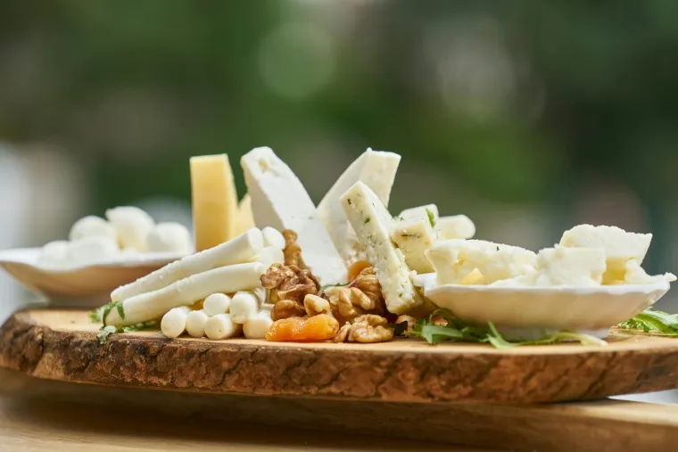 Мясо по-французски с сыром моцарелла, рисом и капустой