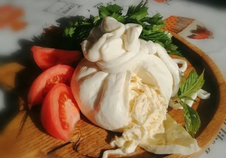 Буррата с помидорами