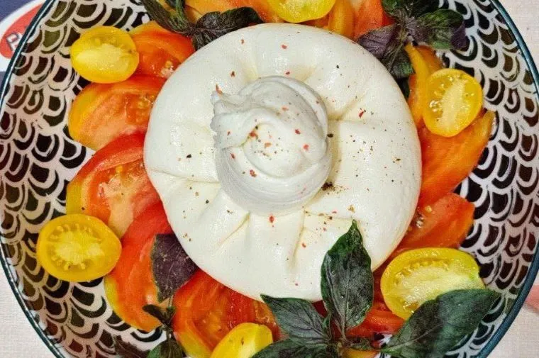 Салат с сыром буратта