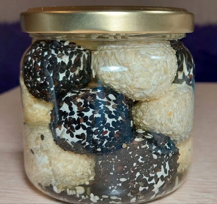 Лабне с кунжутом