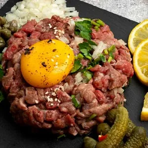 Можно ли есть сырое мясо: взвешиваем плюсы и минусы