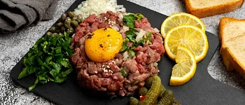 Можно ли есть сырое мясо: взвешиваем плюсы и минусы
