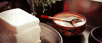 Брынза: как правильно выбрать или приготовить самостоятельно Брынза: как правильно выбрать или приготовить самостоятельно