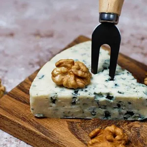 Как есть сыр с плесенью: советы по подаче и сочетанию с другими продуктами