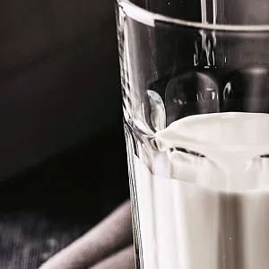 Зачем кипятить молоко: безопасность или потеря пользы?